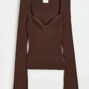 Tröja - Brun tröja med vida ärmar från H&M! Tröjan är i nytt skick och är använd fåtal gånger, storlek M. Ord pris 300kr