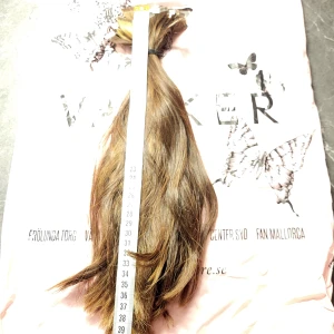 Hairtalk hair extensions - Hairtalk löshår ca 40cm, 5 packet. Mellanbrun färg med karamell/ beige slingor. Kan skicka fler bilder för bedömning av färg. Håret är i god kvalite. Håret har använts under 2 omsättningar och är väldigt tjock och fint kvalite.