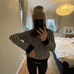 Cos tröja  - Stickad tröja från Cos! Otroligt tung i materialet!