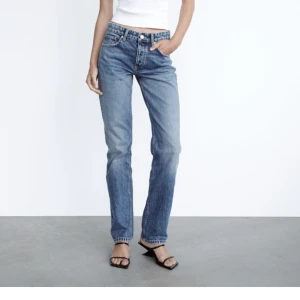 Zara jeans - Mörkare blå färg.  Försmå därav inga egna bilder hur dom sitter på.  