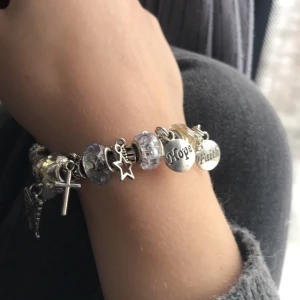 Armband  - Intressekoll på mitt absolut favorit armband. Väldigt populärt i min stad och vill se om någon vill bära detta vackra?🤩🤍 hör av er vid frågor elr mer bilder