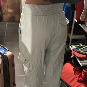 Mjukisbyxor - Mjukisbyxor i färgen blå. Säljer p.g.a att dom är för små. Använda några gånger men har legat i garderoben i 2 månader så jag bestämde mig för att sälja dem. Dom är ifrån berska . Nytt pris runt 250kr/25€ säljer för 90kr + 20krfrakt