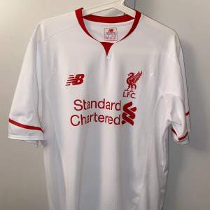  Liverpool tröja ifrån Samdodds.com helt oanvänd, storlek L
