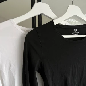 Tröja - Två långärmade tröjor från hm i svart och vit i storlek 146/152 (passar Xs/S)