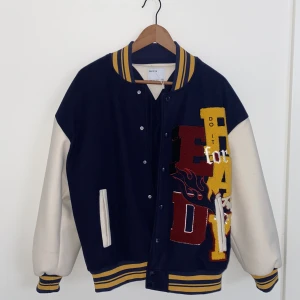 Bomberjacka  - Säljer min bomberjacka från Bershka. Helt slutsåld på hemsidan, och har endast använt 2 gånger. Är vanligtvis en S men köpte den i M så den skulle vara oversized. 
