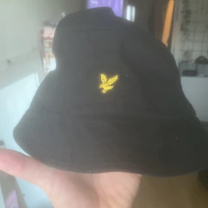 Mössa  - Lyle&scott  Svart och fin mössa 