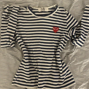 CDG - CDG (Comme des Garçons)  randig tröja, köpt på plick men aldrig kommit till användning 💙 (den är randig i färgerna mörkblå och vit) storlek M men passar S