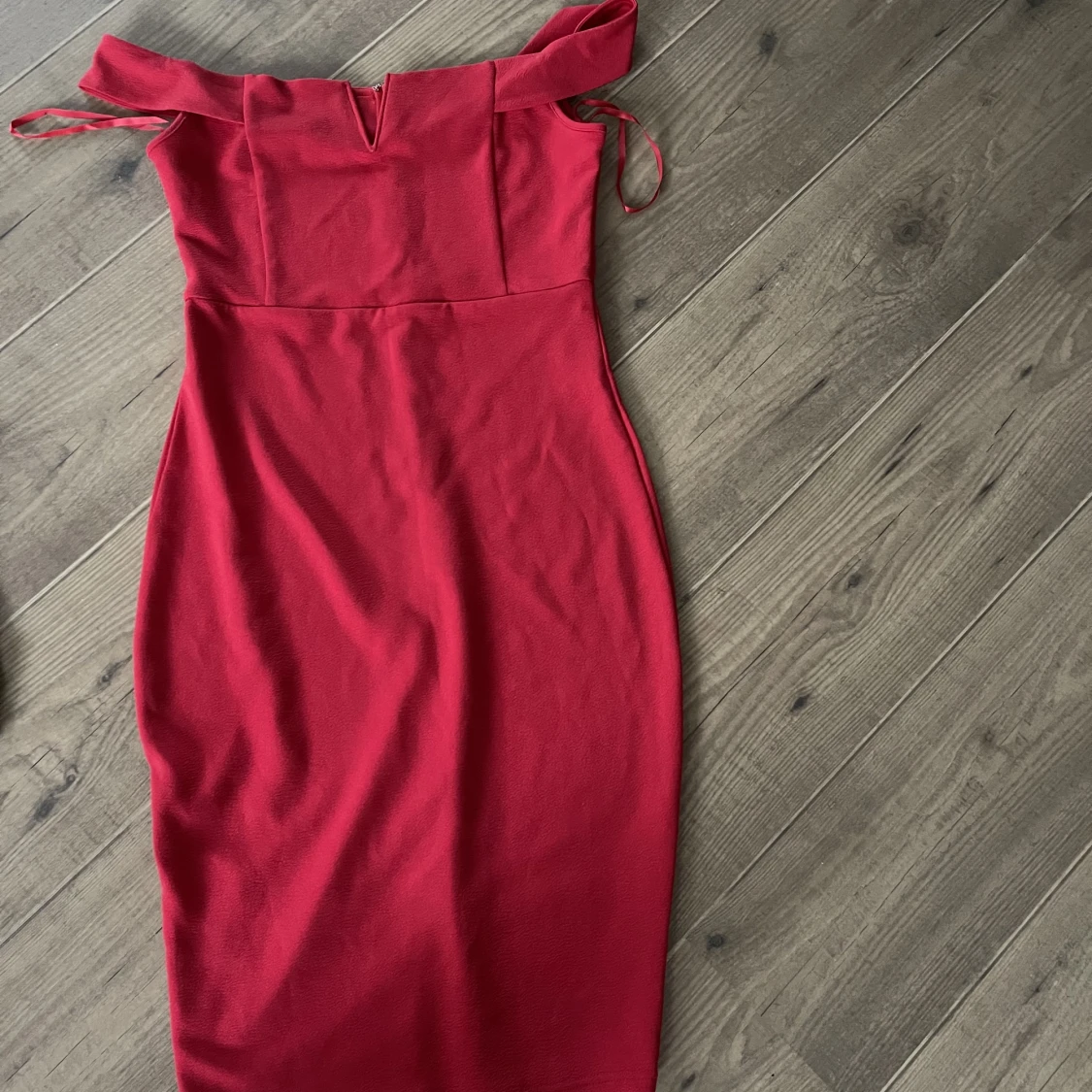 Off shoulder klänning från ax Paris 