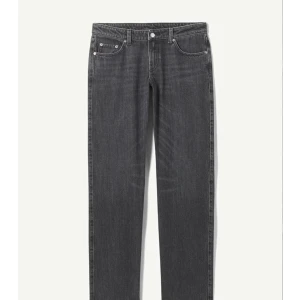 Svarta jeans - Jättesnygga och sköna jeans från weekday. Är i modellen Arrow Low Straight Jeans.