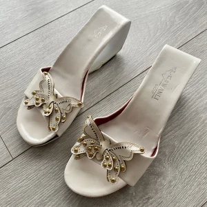 Klackar - Ett par klackskor i strl 37. Lite slitna men så himla söta! Köpare står för frakt🏹