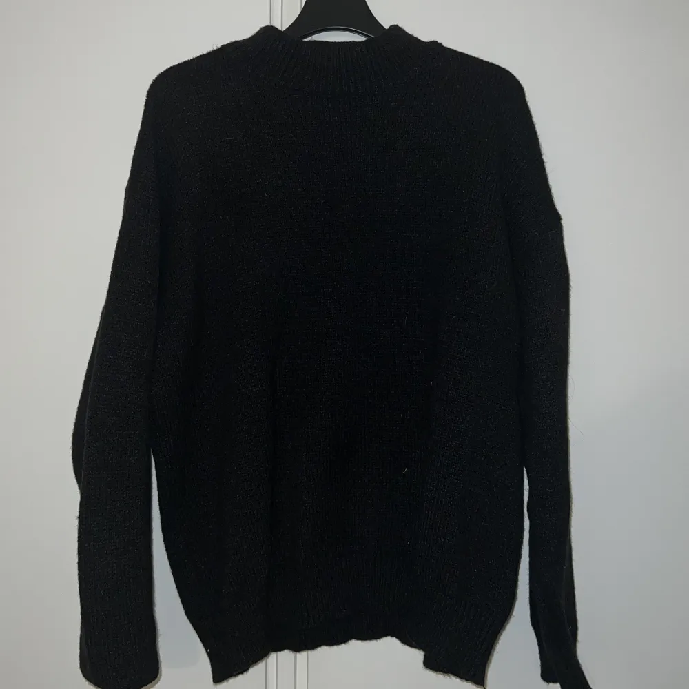 En svart stickad tröja från shein som aldrig har blivit använd . Stickat.