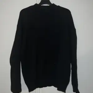 En svart stickad tröja från shein som aldrig har blivit använd 