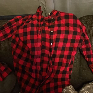 Skjorta - En flanellskjorta i storlek 36/S. Använd fåtal gånger så i mycket bra skick.