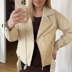 Oanvänd skinnjacka Nelly  - Säljer min beiga skinnjacka som är i superbra skick! Strl 36💕 originalpris är 600 kr från Nelly!⭐️skriv för bilder på jackan! Första bilden är lånad ⭐️