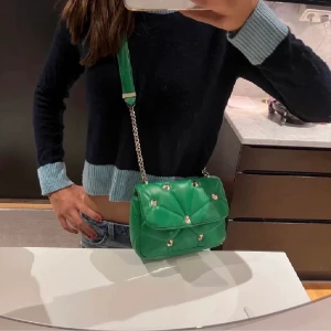 Grön väska zara - Snygg grön väska med nitar från zara!💚💚💚 200kr exklusive frakt