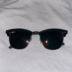 Ray Ban Solglasögon - Ett par Ray Ban solglasögon i väldigt fint skick, använda max 5 gånger. 