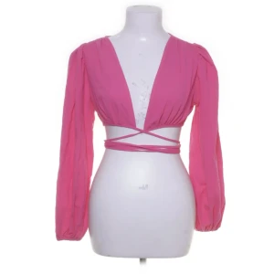 Topp - Topp i storlek small, bra skick🦋 hör av er vid funderingar eller intresse 💕 spårbar frakt på 29kr tillkommer📦