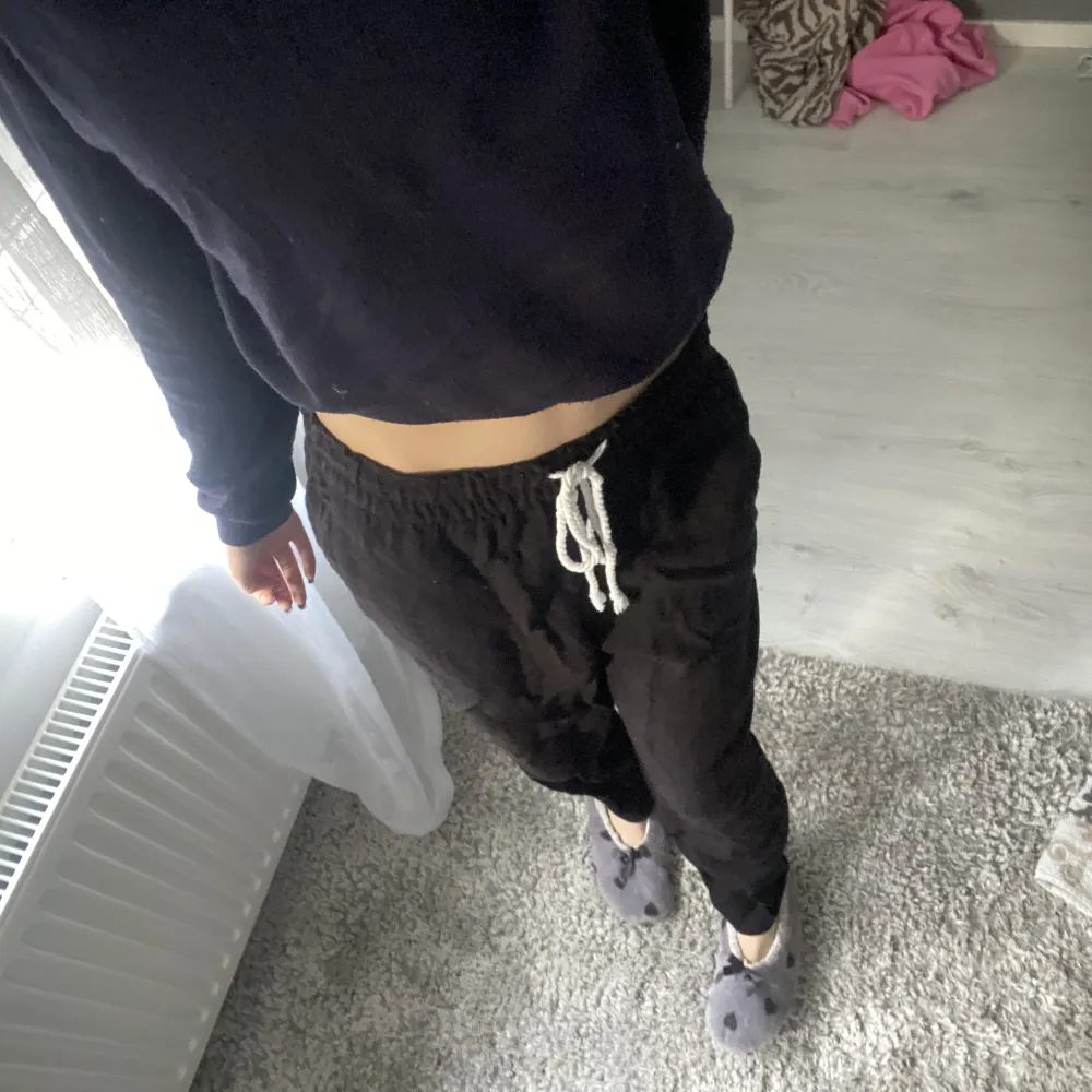 Säljer mina fina roxy liknande lowwaist/highwaist svarta linne byxor. Skriv för fler bilder!❤️. Jeans & Byxor.