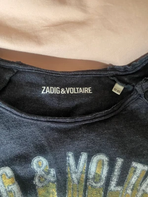Zadig T-shirt  - Säljer denna fina Zadig T-shirt i bra skick