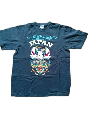 ed hardy tshirt  - en annan japansk edhardy som är mörk blå ! 