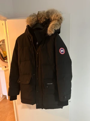 canada goose emory parka - Jackan är i nytt skick, väldigt sparsamt använd!  Köpt på Nk stockholm kvitto finns. Fler bilder kan skickas om så önskas