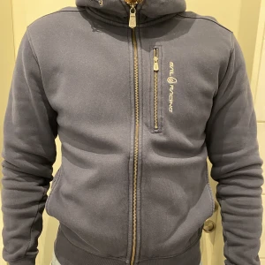 Sail Racing hoodie - Säljer denna pga att jag ej använder den speciellt mycket. Den är i bra skick och inte använd överdrivet mycket.