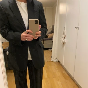 Baristini kavaj - Snygg och skön kavaj! Har små jättelowkey vita linjer på. Ganska oversized på mig som är storlek S. Felfritt skick!