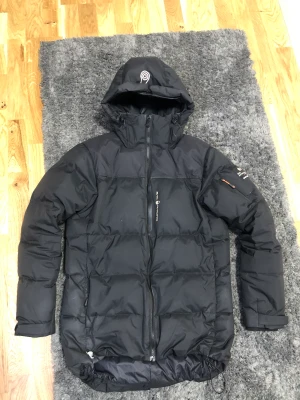 Sail racing jacka  - Säljer en Sail racing jacka Köpt den för 3500 har haft ungefär ett år finns inga problem med den bara lite söndrig de som syns i bilden Storlek S Kan gå ner i pris vid snabb affär 