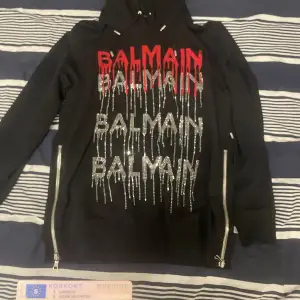 Balmain hoodie köpt i en balmain butik på ett köpcenter. Har kvitto, påse m.m. Den köptes precis i början av januari 2022. Säljer den pga den sällan används då passformen på mig personligen inte är perfekt.  Skicka ett dm om du har fler frågor!