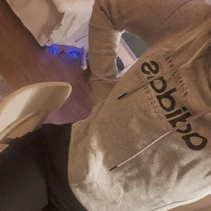 Adidas hoodie - Fin ganska tunn adidas hoodie