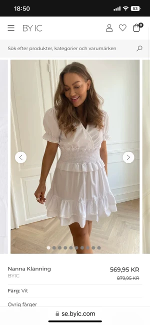 Vit klänning - Helt ny klänning från byic! Skulle haft den som student klänning men hade andra istället. Super fin!! Orginalpriset är 879 men nu på rea på 569.