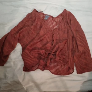 Blus - Skriv för fler bilder🥰 Supersöt skir blus med knytning där fram och lite ränder. Säljes då den ej kommer till användning. Bra skick. Köparen står för frakt. 