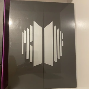 Bts album - Proof album, allting ingår med ett set av photocards på varje medlem och ett photocard på en random medlem. Ordinarie pris 599kr 