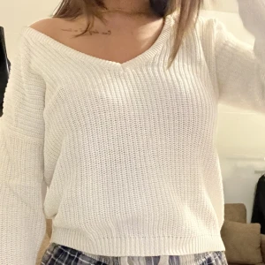 Stickad tröja - Säljer denna stickade tröjan från NAKD då den ej kommer till användning, storlek XS, säljer för 50kr + frakt☺️