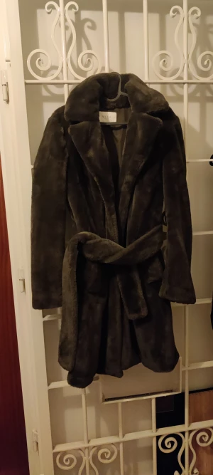 "pälskappa" - Mörkgrön "pälskappa" från Vila i storlek 36. . Djur- och rökfritt hem. Sparsamt använd. 