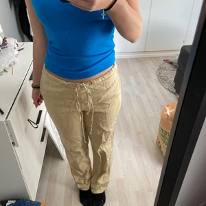 Byxor - Lågmidjade sandfärgade linnebyxor, använda en gång