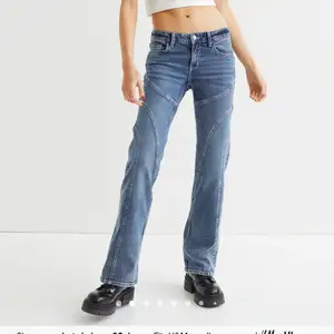 Säljer dessa ascoola jeans ifrån hm som tyvärr är lite för långa på mig. Passar 36/38. Kan skicka fler bilder om det önskas❤️
