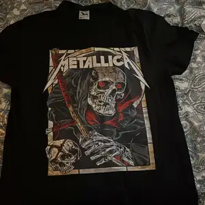 En Metallica t-shirt med bra kvalite och den passar till allt. Den är unik och bekväm. Kan bara mötas upp i Motala. 