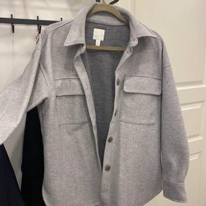 Skjort jacka H&M - Hej säljer min skjort jacka från H&M aldrig använd men kommer tyvärr inte till användning heller. Jätte fin nu till hösten. I storlek S 