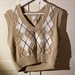 Stickad väst  - Säljer denna stickade väst från Pull&Bear p.g.a att den inte har kommit till användning. Använd max 3 gånger och är i toppskick. Köparen står för frakten. 