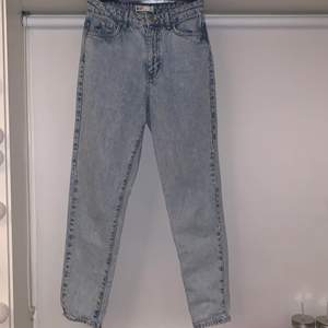 Mom jeans från Gina tricot i bra skick❣️ Säljer då de inte kommer till någon användning längre. Nypris 499 kr 💞💞