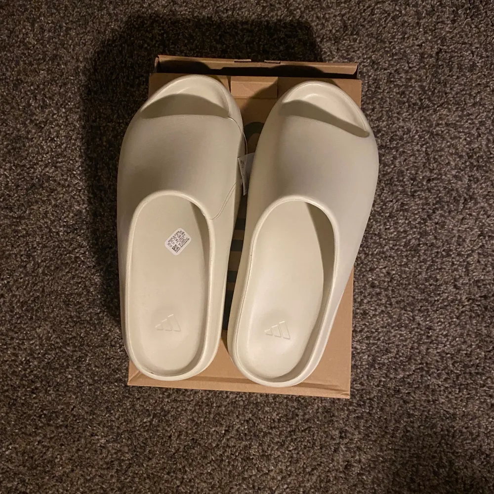 !REPLICAS! Brand new Yeezy Slides ,  very comfy slides and are true to size. . Skor.