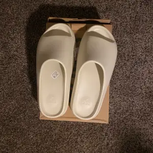 !REPLICAS! Brand new Yeezy Slides ,  very comfy slides and are true to size. 