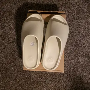 !REPLICAS! Brand new Yeezy Slides ,  very comfy slides and are true to size. 