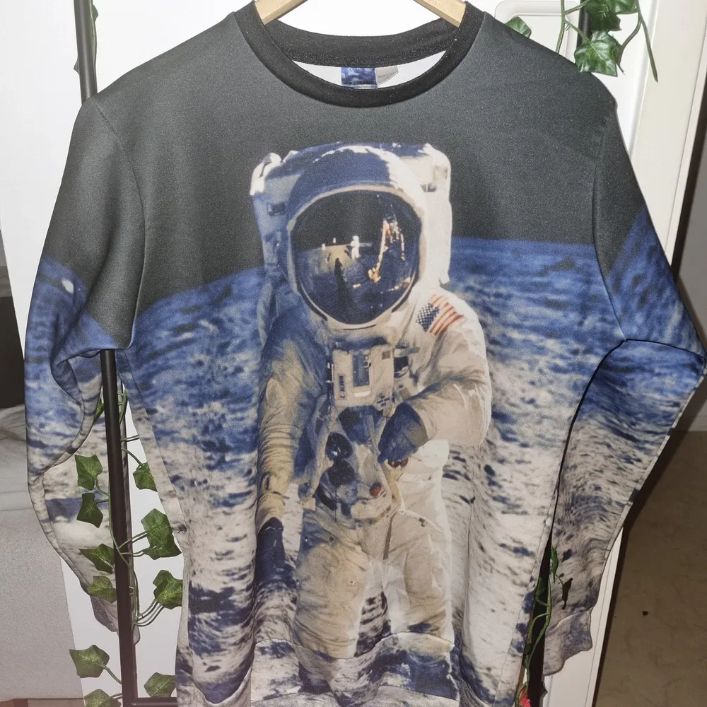 Säljer nu denna snygga sweatshirt med astronauttryck då den inte kommer till användning. Har använt den ett fåtal gånger sedan jag köpte den för några år sedan så den är i väldigt bra skick!. Tröjor & Koftor.