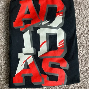 T-shirt - Nästan aldrig använd, lång i armen ❤️‍🔥❤️‍🔥