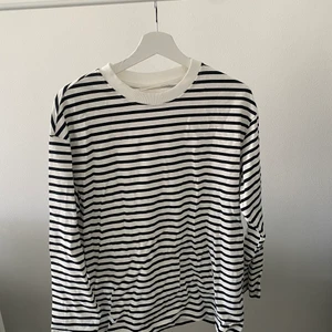 Randig tröja  - En helt oanvänd tröja från Gina tricot 