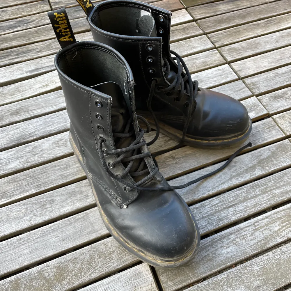 Fina Dr Martens kängor i bra skick. Perfekta nu till hösten.  Strl 38💓 Köpta för 2000kr. . Skor.