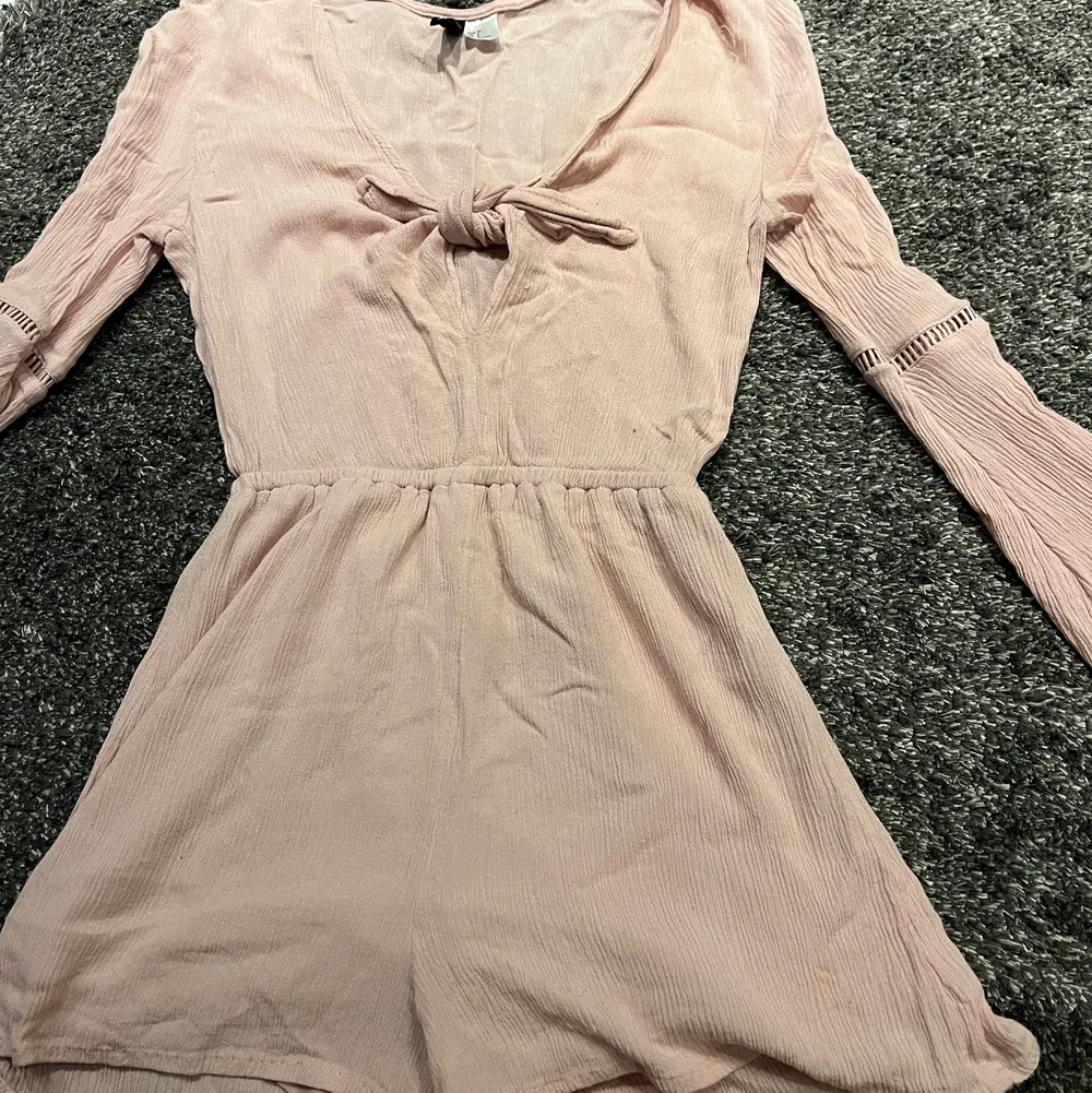 Babyrosa playsuit som passar xs mer . Övrigt.