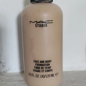 Mac face body foundation C3  - Mac face body foundation C3. 3/4 kvar i flaskan. 120ml. 
